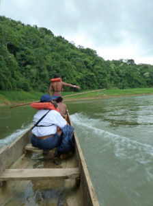 Im Kanu mit Emberá-Indianern