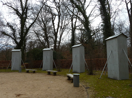 Schutzhütten für Skulpturen im Park Sanssouci