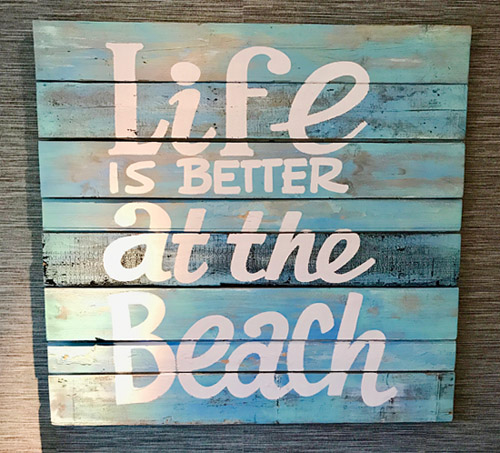 Schild: Life is better at the beach