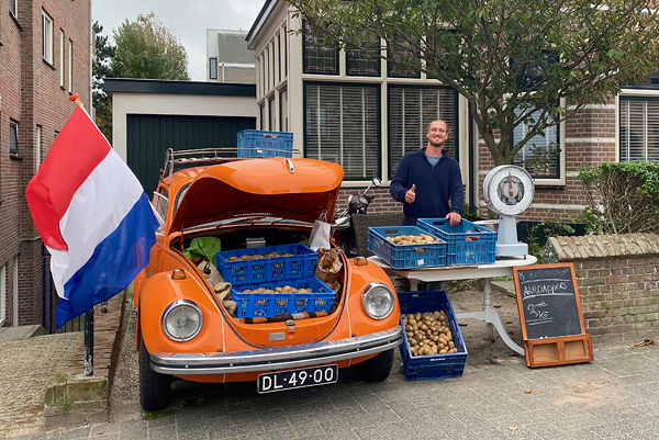 Dünenkartoffeln in Zandvoort - Verkaufsstand mit VW-Käfer