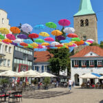 Marktplatz von Dorsten mit bunten Schirmen