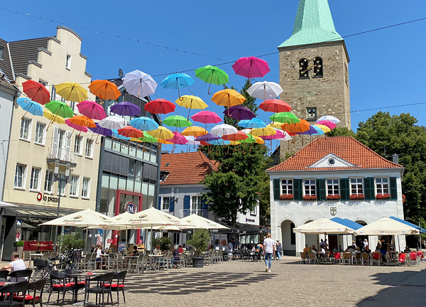 Marktplatz von Dorsten mit bunten Schirmen