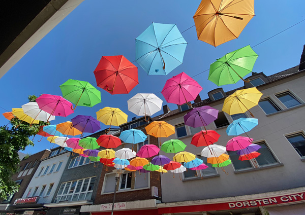 Bunte Schirme in der Fußgängerzone von Dorsten