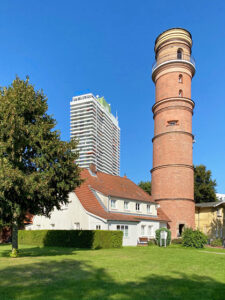 Alter Leuchtturm und Hochhaus Hotel Maritim